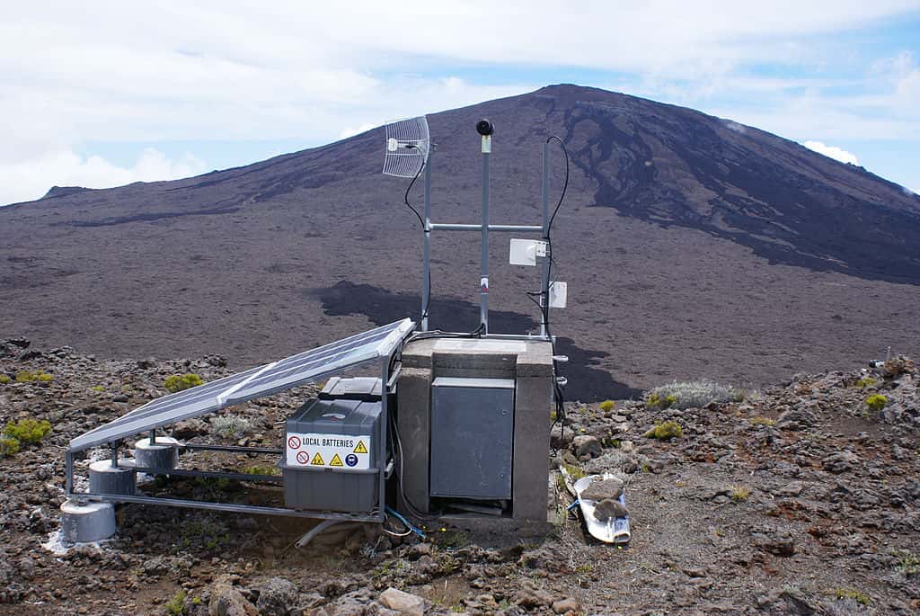 Station de surveillance (GPS différentiel) utilisée par l'observatoire volcanologique du Piton de la Fournaise pour mesurer les déformations du volcan de l'île de la Réunion. © B. Navez, CC by-nc 2.0
