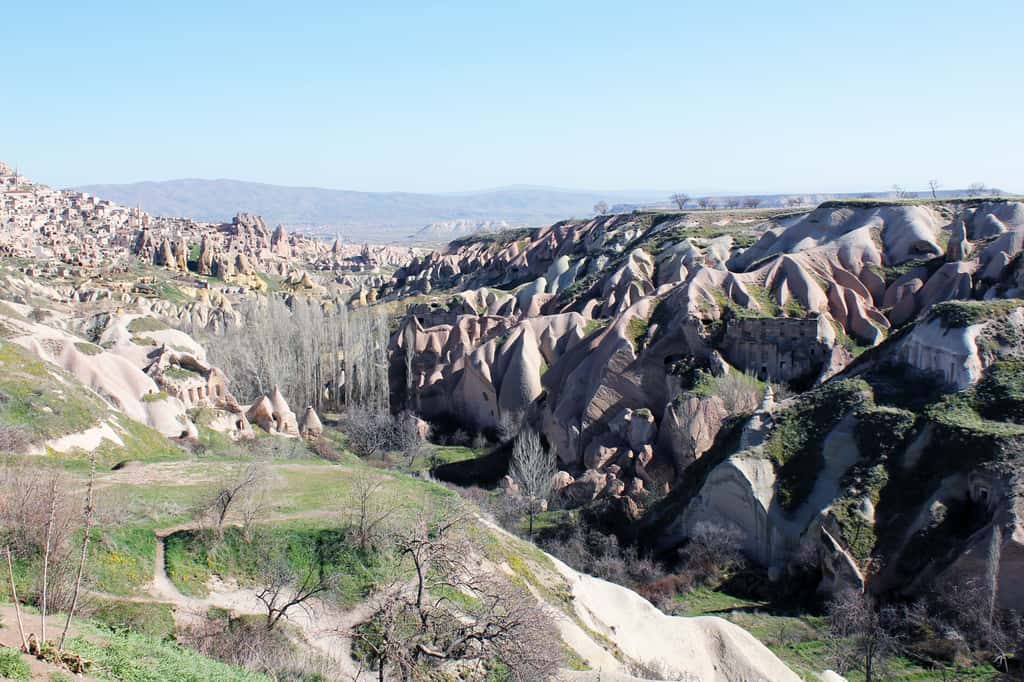 À üçhisar, dans la Cappadoce turque, des cheminées de fées, formées de cendres volcaniques soudées puis sculptées par l'érosion, ont été creusées en habitats troglodytes. © Claude Valette,CC by-nc 2.0