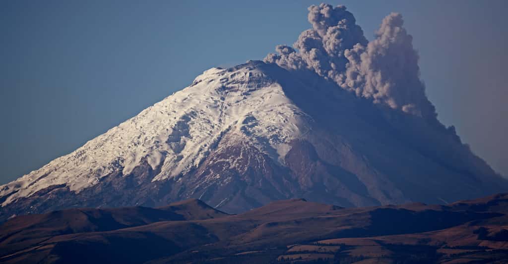 Le 14 août 2015, le Cotopaxi est entré en éruption. Culminant à 5.897 mètres, il est l’un des volcans actifs les plus hauts du monde. Il est considéré par les volcanologues comme l’un des plus dangereux. © IRD, Olivier Dangles