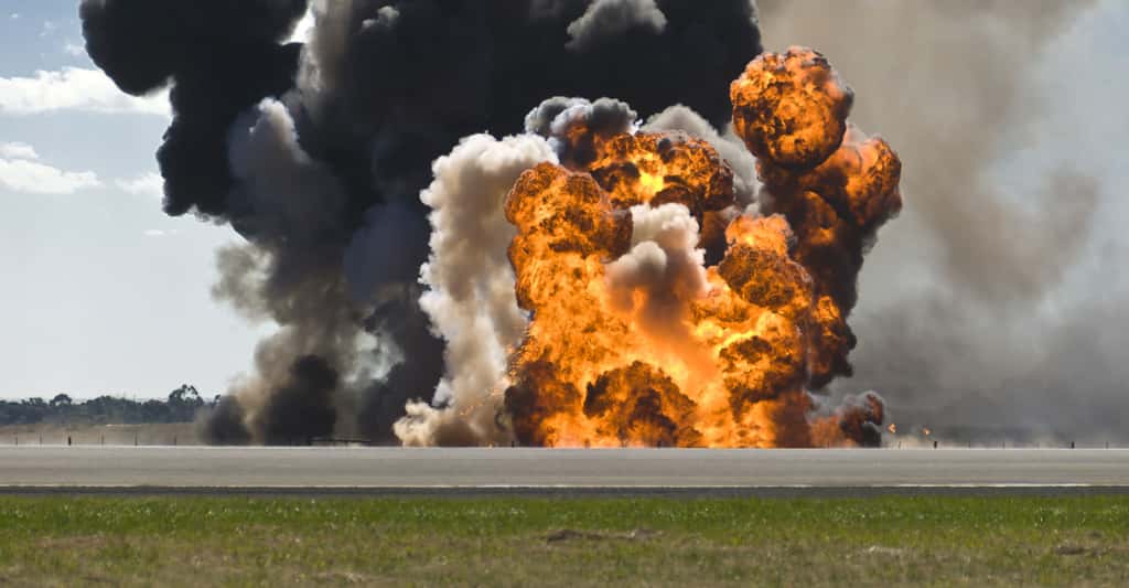 Explosion sur une piste d'aviation. © Andrew Burgess, Shutterstock