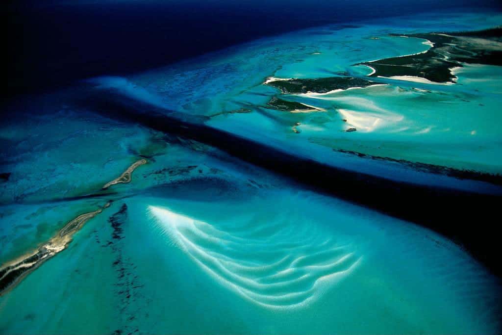 Îlot et fond marin, Exuma Cays, Bahamas (24°28’ N - 76°46’ O). Ces eaux limpides abritent l’un des univers sous-marins les plus riches du monde. Situé au sud-est de la Floride et au nord d’Haïti et de Cuba, l’archipel des Bahamas est constitué de plus de 700 îles ou îlots d’origine corallienne. Près de 260 000 ha marins et terrestres d’une exceptionnelle biodiversité sont aujourd’hui protégés par le Bahamas National Trust. © Yann Arthus-Bertrand - Tous droits réservés