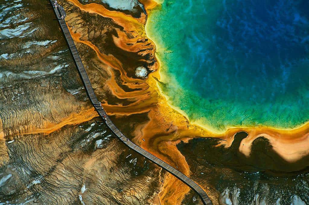 Source chaude du Grand Prismatic, parc national de Yellowstone, Wyoming, États-Unis (44°31’ N - 110°50’ O). Situé sur un plateau volcanique qui chevauche les États du Montana, de l’Idaho et du Wyoming et créé en 1872, Yellowstone est le premier et plus ancien parc national du monde. Alors que les États-Unis achevaient la conquête de l’Ouest et massacraient les derniers bisons, certains eurent l’intuition que la nature devait être protégée. Le parc s’étend sur 9.000 km² et présente la plus grande concentration de phénomènes géothermiques du globe, avec plus de 300 geysers, et des milliers de fumerolles et sources chaudes. © Yann Arthus-Bertrand - Tous droits réservés