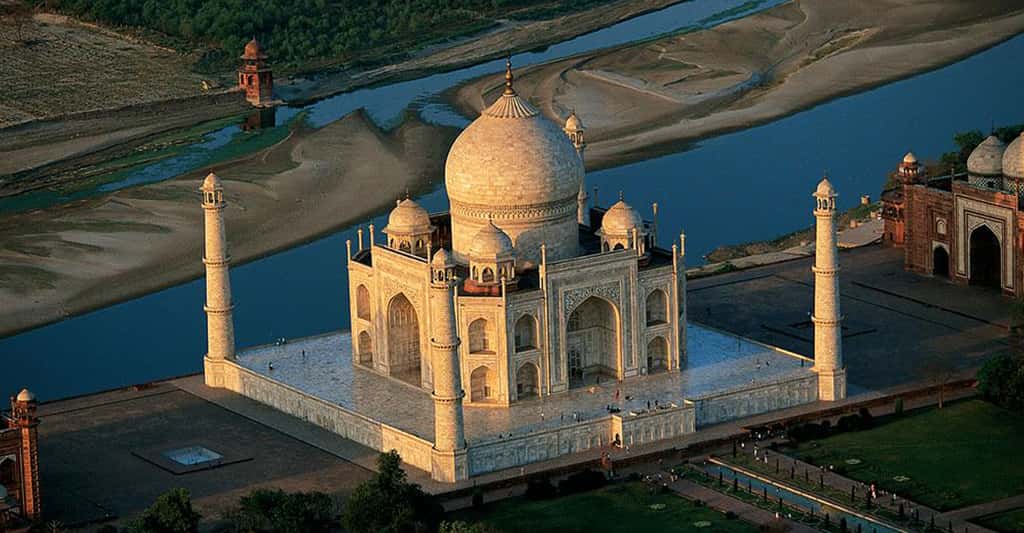 Le Taj Mahal à Agra, Uttar Pradesh, Inde (27°10’ N - 78°03’ E).Construit entre 1632 et 1653 à la demande de l’empereur moghol Shah Jahan, le Taj Mahal est dédié à son épouse, Mumtaz Mahal (l’&#039; élue du palais &#039;), morte en mettant au monde leur quatorzième enfant. Du haut de ses 74 m, il surplombe la rivière Yamuna à Agra, au nord du pays. Orné de fines sculptures et incrustations de pierres semi-précieuses représentant des versets coraniques, des motifs floraux et géométriques, ce mausolée de marbre blanc est l’œuvre d’une trentaine d’architectes et 20.000 ouvriers. © Yann Arthus-Bertrand - Tous droits réservés