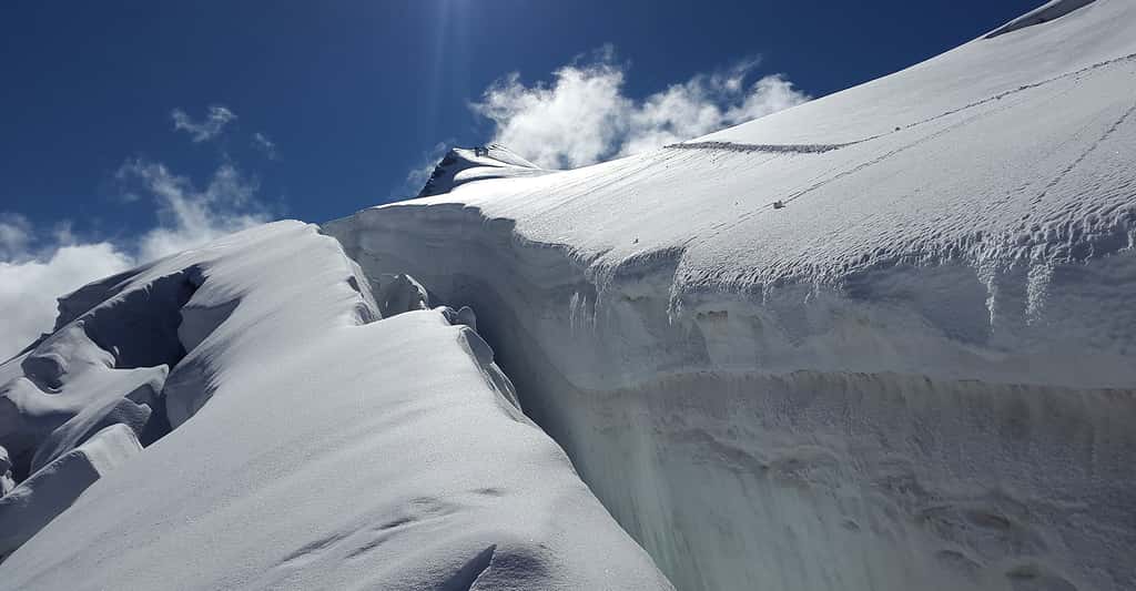 Les glaces conservent de l'air fossile. Ici, crevasse d'un glacier alpin. © Simon, DP