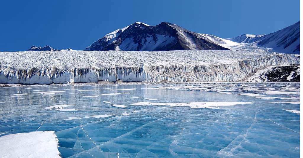Les secrets du climat sont enfouis au cœur de la glace. Ici, de la glace bleue couvrant le Lac Fryxell, dans la chaîne Transantarctique, en Antarctique. © Joe Mastroianni, National Science Foundation, DP

