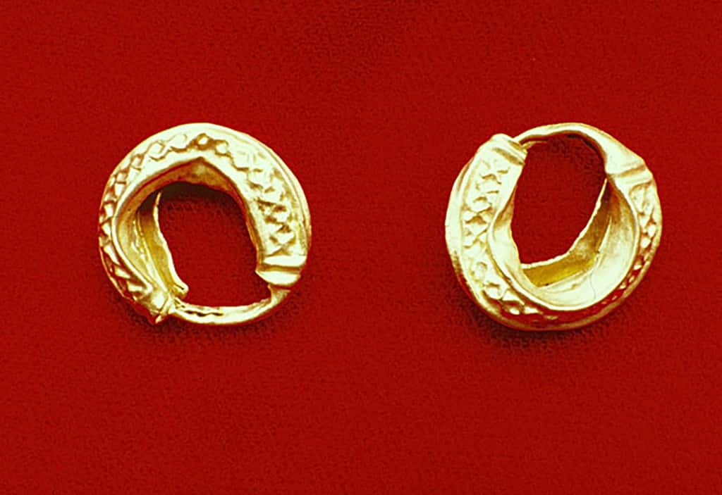 Boucles d'oreilles en or (forêt de Haguenau, début de la seconde partie du VI<sup>e</sup> s. av. J.-C.). © André Beauquel - Tous droits réservés, reproduction interdite 