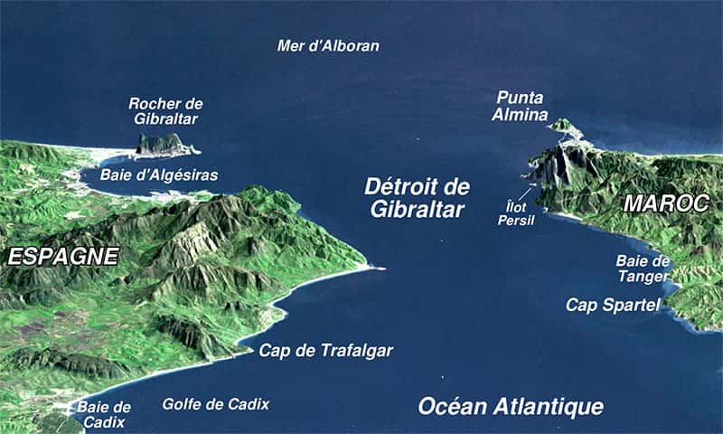  Vue en perspective du détroit de Gibraltar, ouvrant sur la mer Méditerranée, avec l'Afrique (Maroc) à droite et l'Europe (Espagne) à gauche. © Sémhur, <em>Wikimedia common</em>s, CC by-sa 3.0
