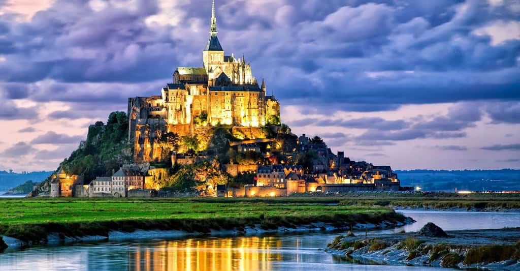 Le Mont-Saint-Michel est l'un des plus beaux joyaux du patrimoine français. Les travaux de désensablement ont permis de lui redonner son caractère maritime. © Milosk50, Shutterstock