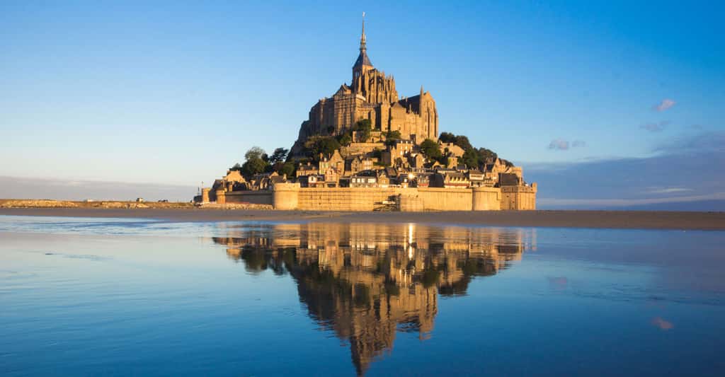 Le Mont-Saint-Michel se reflétant dans la mer. © Kanuman, Shutterstock