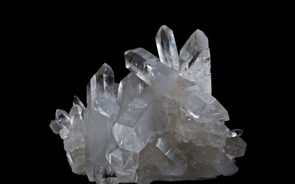 La forme des cristaux de quartz reflète la structure atomique qui caractérise ce minéral. © Didier Descouens, Wikimedia Commons, CC BY-SA 4.0