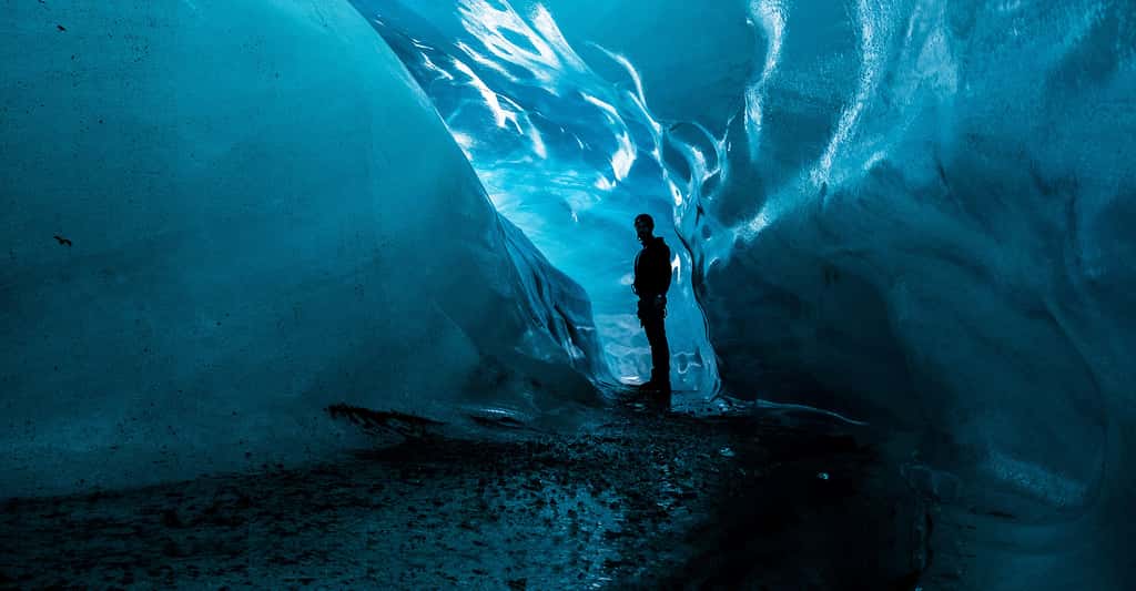 Le parc national du Vatnajökull, en Islande, offre quelques beaux exemples de grottes sous-glaciaires. © Cant89, <em>Wikimedia Commons</em>, DP