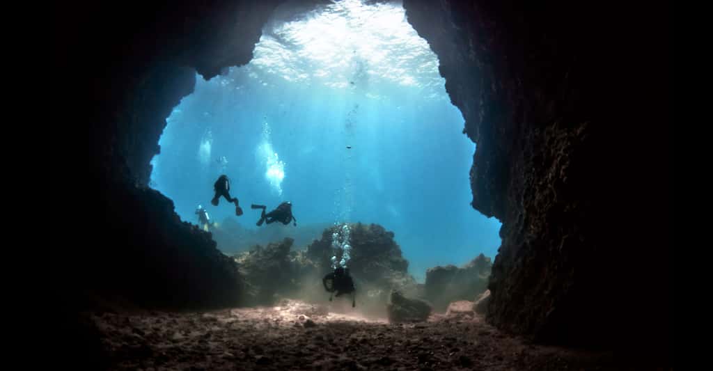 Les grottes sous-marines. © Varakorn Kuldilok, <em>Wikimedia Commons</em>, CC by-sa 3.0