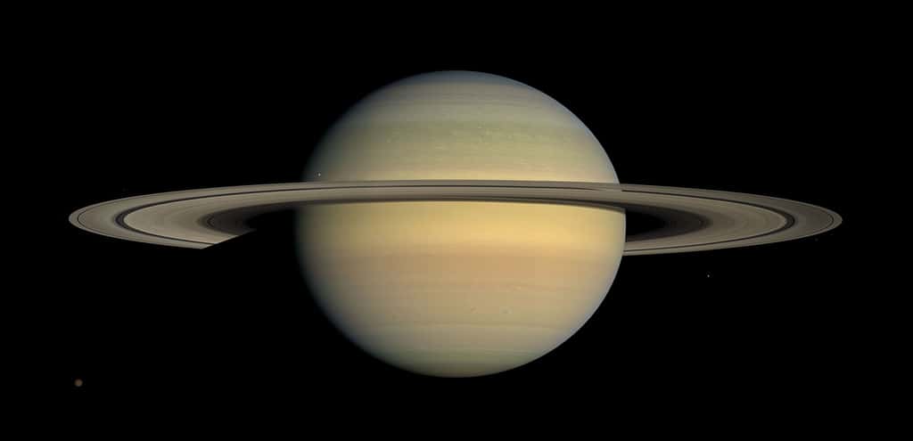 Vue en couleurs naturelles de la planète Saturne, créée d'après des images recueillies par la sonde spatiale Cassini. © Nasa, JPL, Space Science Institute, <em>Wikimedia commons</em>, DP