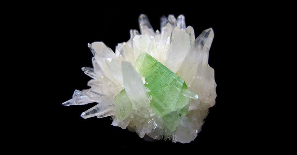 Augelite, quartz. © Carles Millan, <em>Wikimedia commons</em>, CC by 3.0