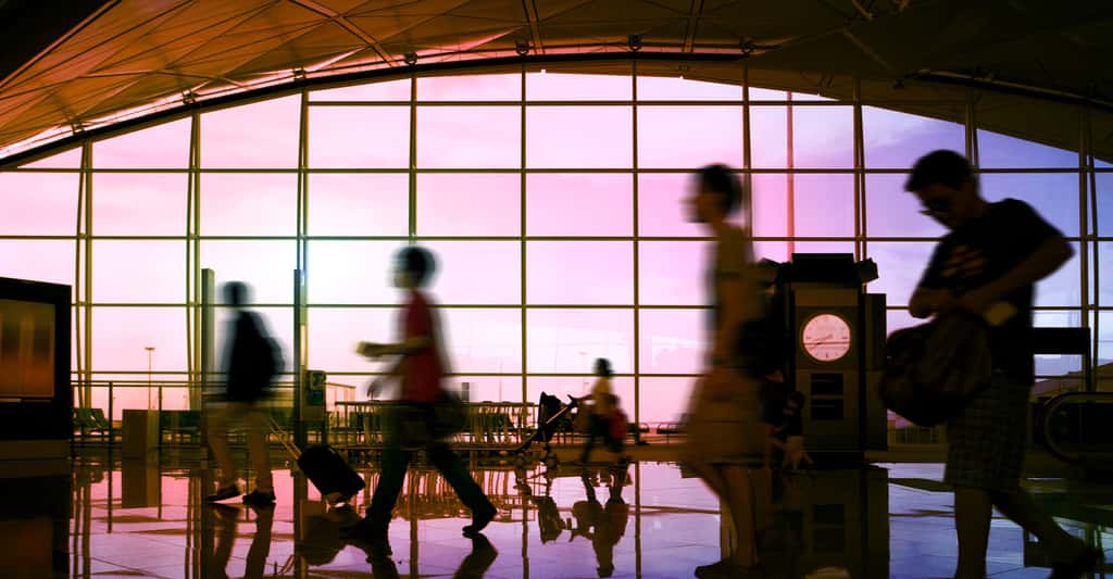 La question de la vaccination se pose avant un voyage à l'étranger. Ici, des passagers transitant dans l'aéroport de Hong Kong. © Wang Song, Shutterstock
