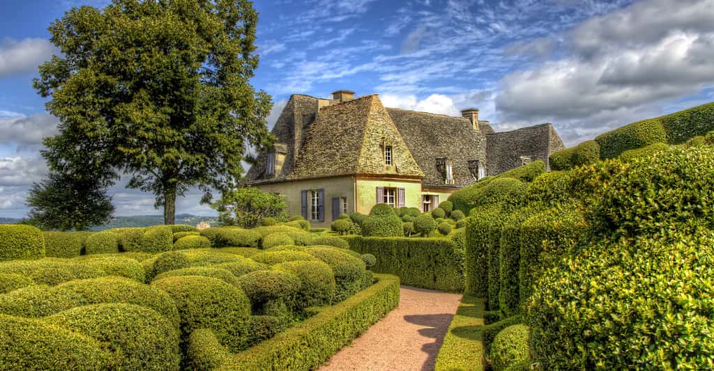 Marqueyssac : un château à l'intérieur du jardin avec bastion