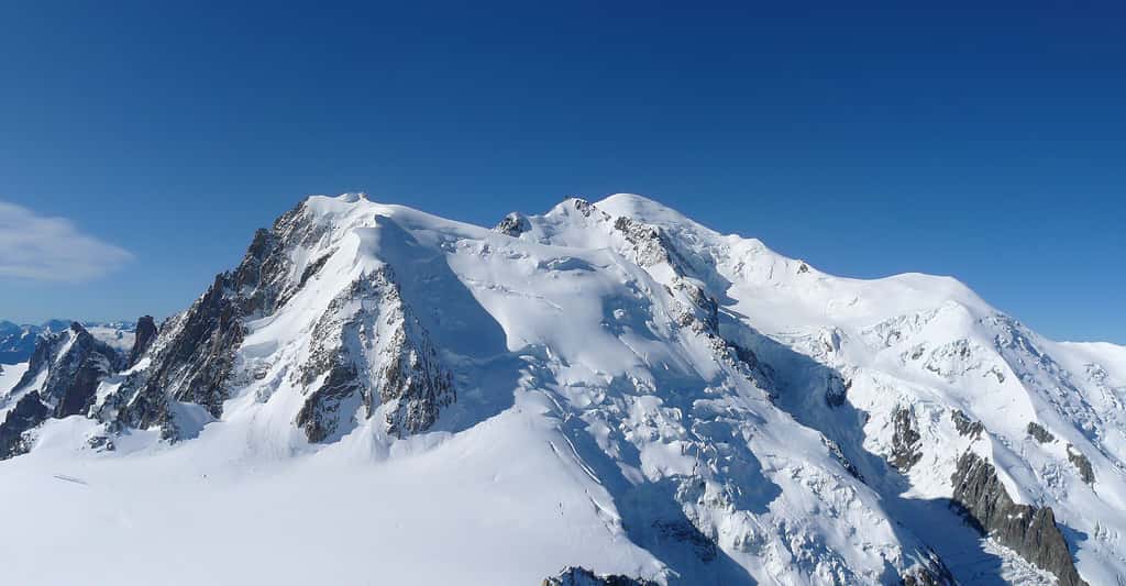 Panorama sur le massif du Mont-Blanc vu depuis l'aiguille du Midi. © Yann Gwilhoù, <em>Wikimedia commons</em>, CC by-sa 3.0