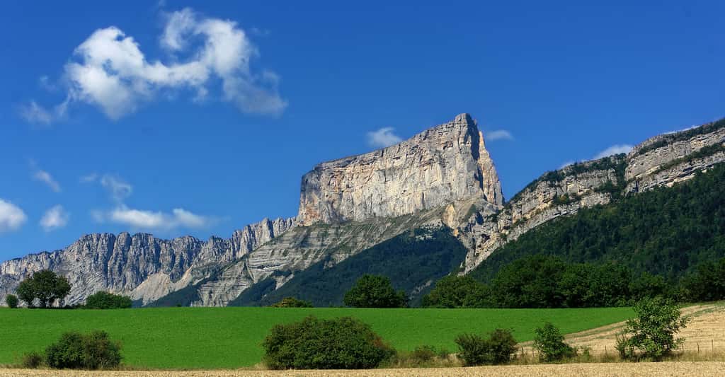 Le Mont Aiguille vu depuis le village de Clelles. © Jvillafruela, <em>Wikimedia commons</em>, CC by-sa 4.0