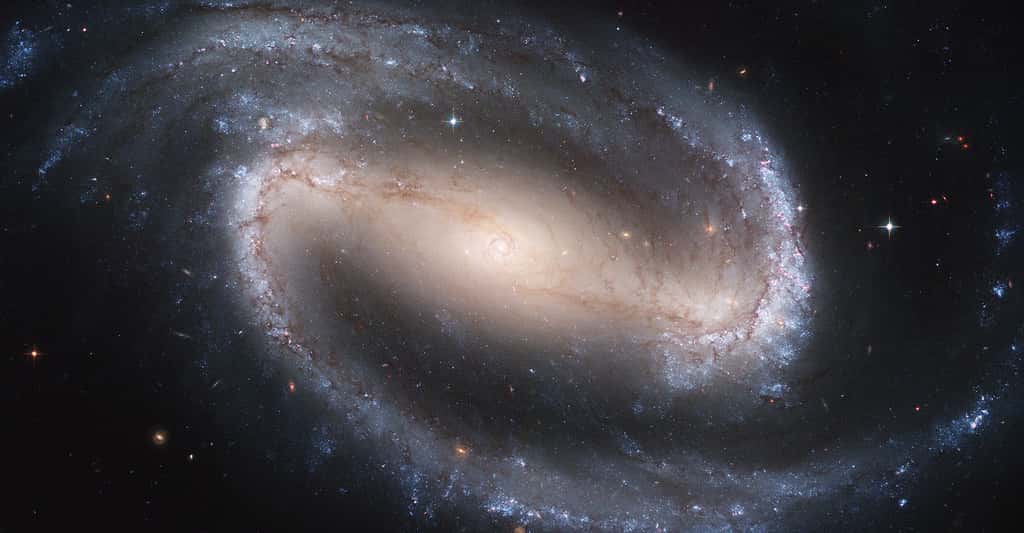 Peut-on reproduire l'apparition de la vie ? Ici, NGC 1300, une galaxie spirale barrée. Photo prise par le télescope spatial Hubble (HST). © <em>NASA, ESA, and The Hubble Heritage Team STScI/AURA</em>, DP