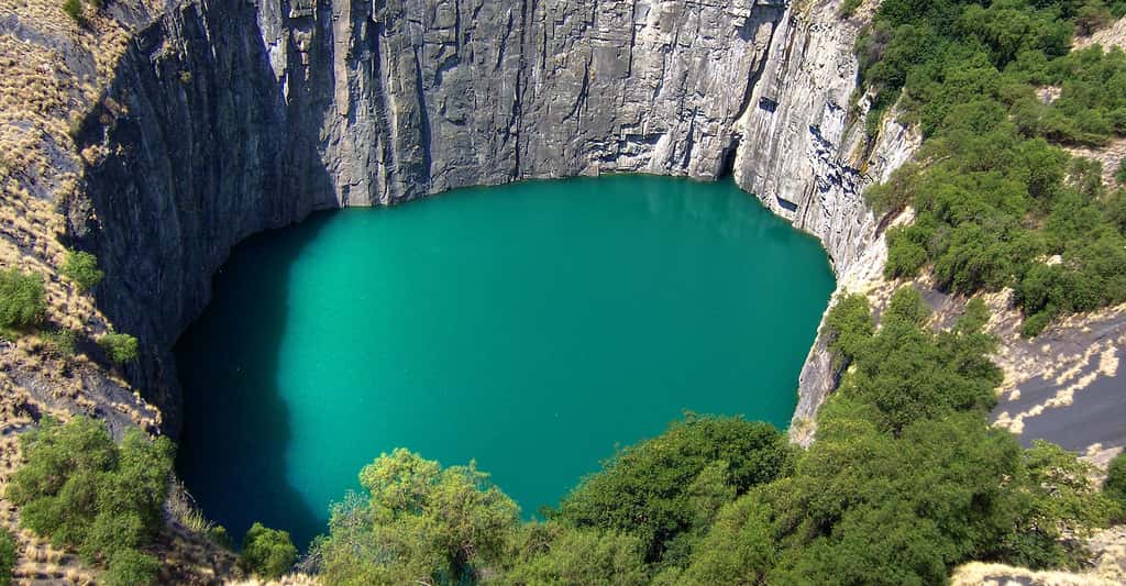 Le <em>Big Hole</em> (« grand trou ») est l'ancienne mine de diamant à ciel ouvert de Kimberley, en Afrique du Sud. © Irene2005, CC by 2.0