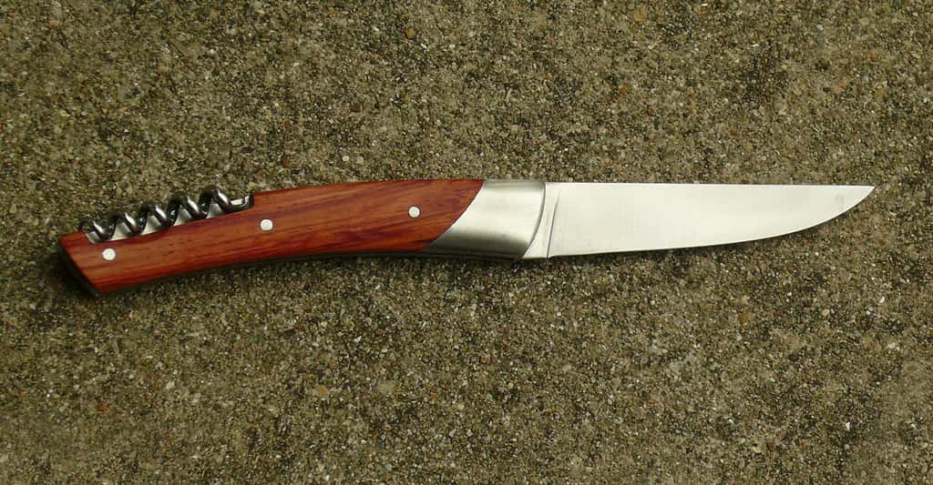 Couteau "Le Thiers" en bois de rose avec tire-bouchon. © Papaye GFDL