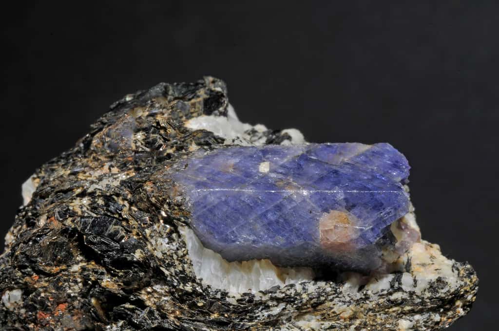 Cristaux de corindon var, saphir, cristaux de microcline var. amazonite, cristaux de biotite. © Parent Géry,<em> wikimedia commons</em>, 3.0