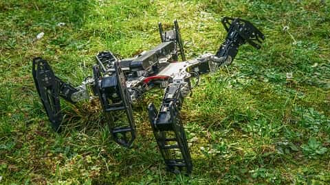 Ce robot hexapode est utilisé dans nos expériences pour évaluer nos algorithmes. Il a ici la patte avant gauche cassée. Le robot embarque une batterie, un ordinateur sous GNU/Linux, et une caméra 3D. Grâce à un algorithme d’odométrie visuelle, la caméra 3D permet au robot d’évaluer sa vitesse de déplacement et donc d'évaluer sa performance sans dispositif externe. © Antoine Cully, <a target="_blank" href="https://www.upmc.com/">UPMC</a> 2015