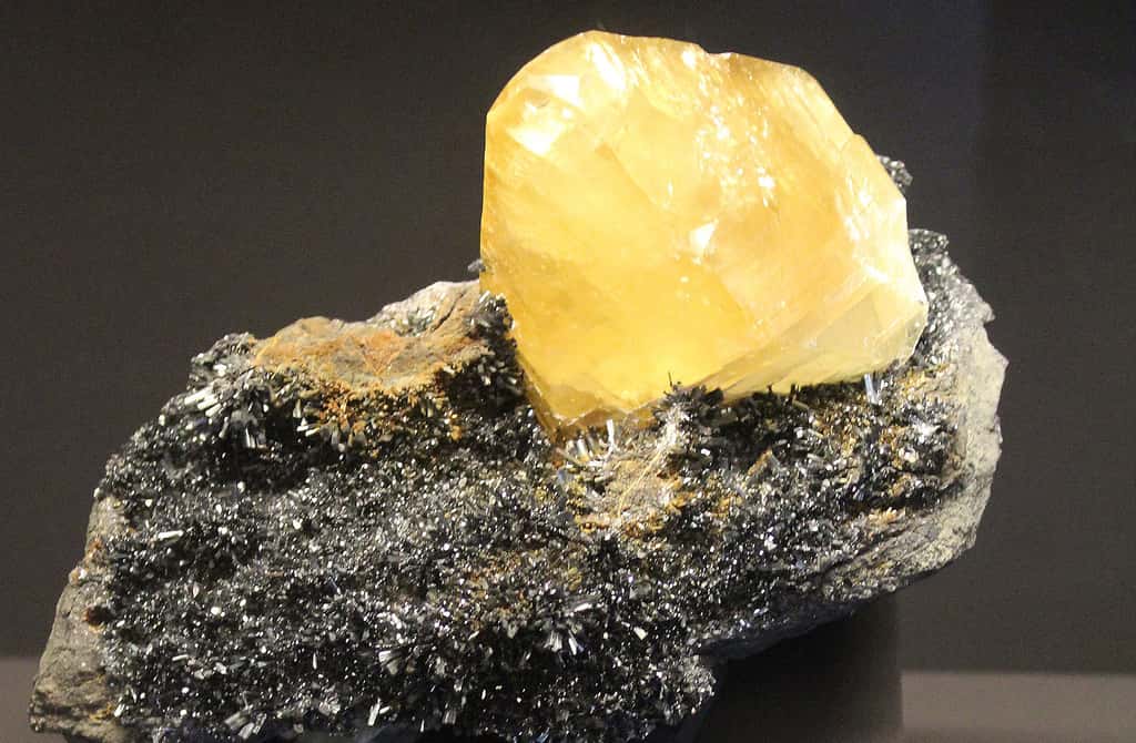 Calcite et antimony. © Dguedenl, <em>Wikimedia commons,</em> CC 4.0