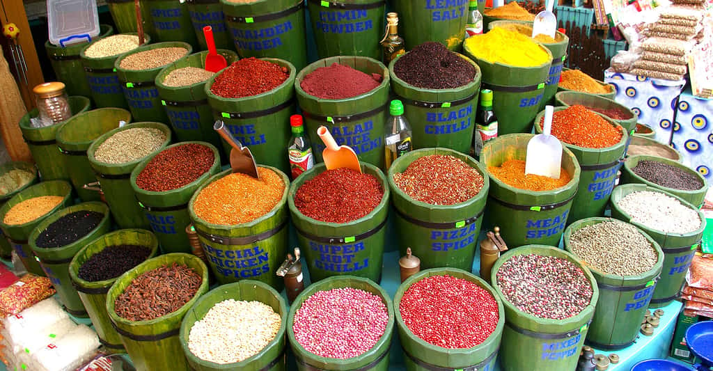 Dans l'un des nombreux marchés turcs rempli de couleurs. © Yannickmorin, <em>Wikimedia commons,</em> DP