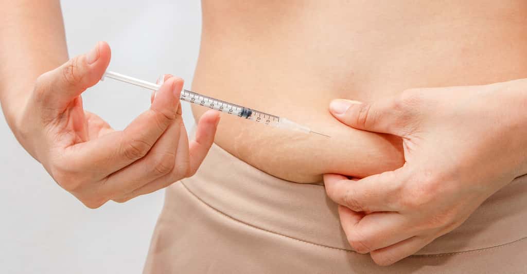 Quelles sont les causes et conséquences du diabète de type 1 ? Ici, une jeune femme se faisant une injection d'insuline. © NamtipStudio, Shutterstock
