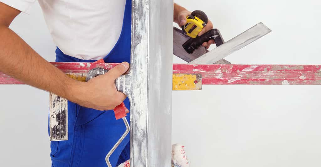 Pour poncer et dépoussiérer son mur, il est nécessaire d'avoir tout le matériel. © Cozy Home, Shutterstock