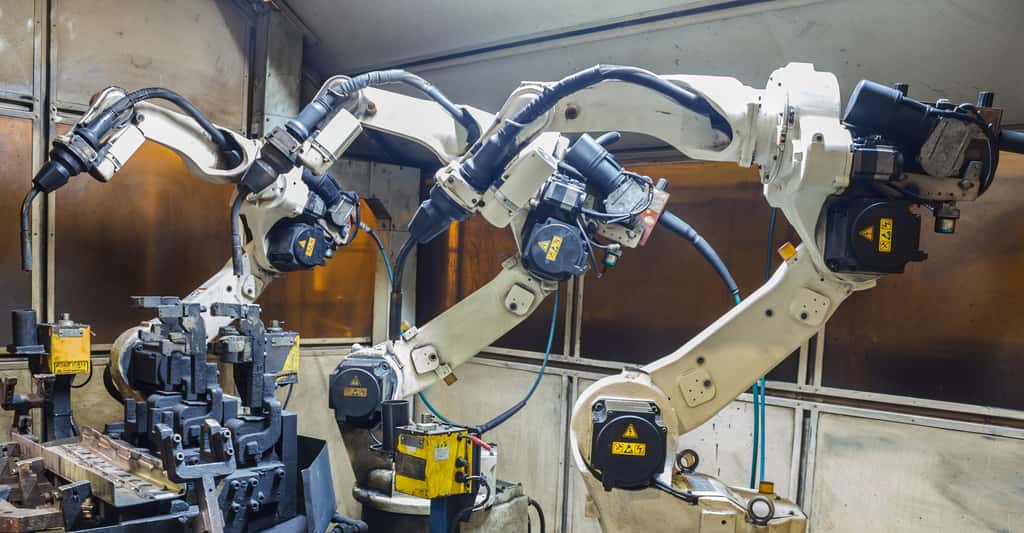 Robots dans une usine métallique. © Praphan Jampala, Shutterstock