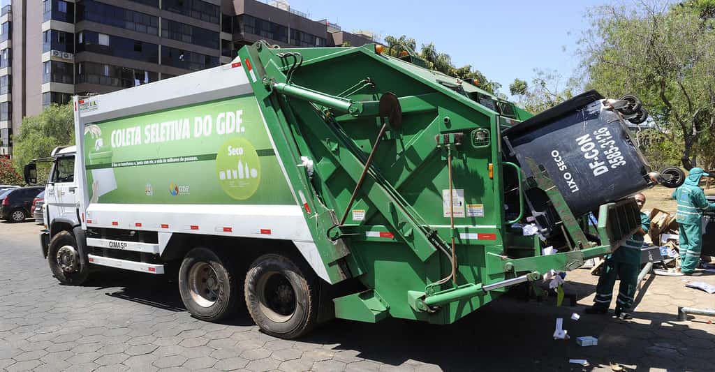 Relevage des poubelles pour le tri sélectif. © Senado Federal, CC BY 2.0 
