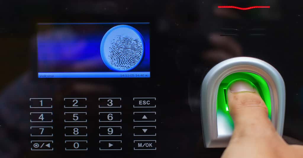 Quelles sont les tendances de la biométrie ? Ici, un scanner biométrique pour prise d'empreinte du doigt. © Chaikom, Shutterstock