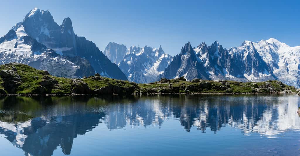 Massif du Mont Blanc, l'Aiguille verte depuis le Lac de Cheserys.© Brigitte Djajasasmita - CC BY-NC 2.0