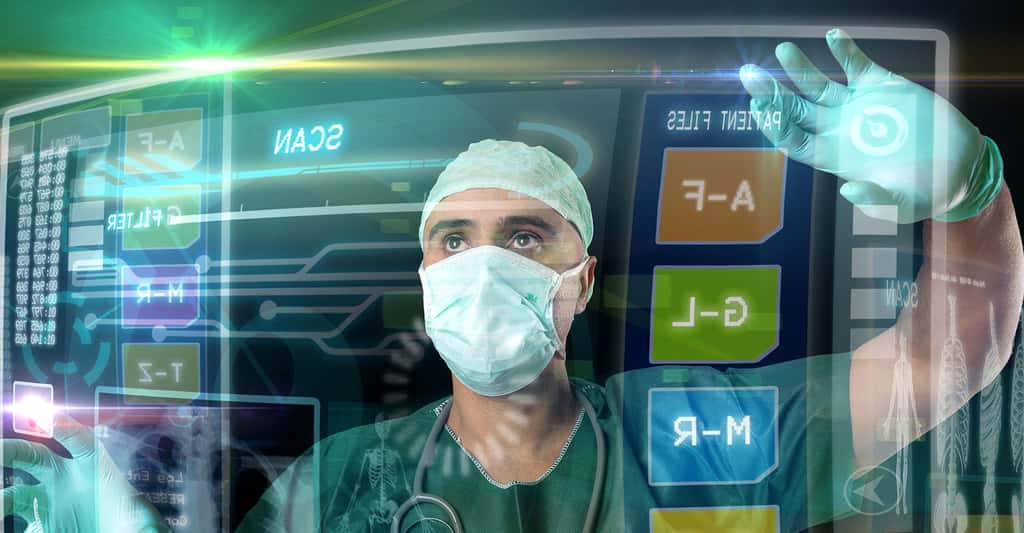 Médecin travaillant sur des écrans virtuels. © Luis Louro, Shutterstock
