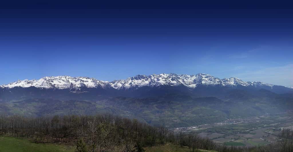 Chaîne de Belledonne vue du plateau des petites roches. © Donsez, <em>Wikimedia commons,</em> CC by-sa 3.0
