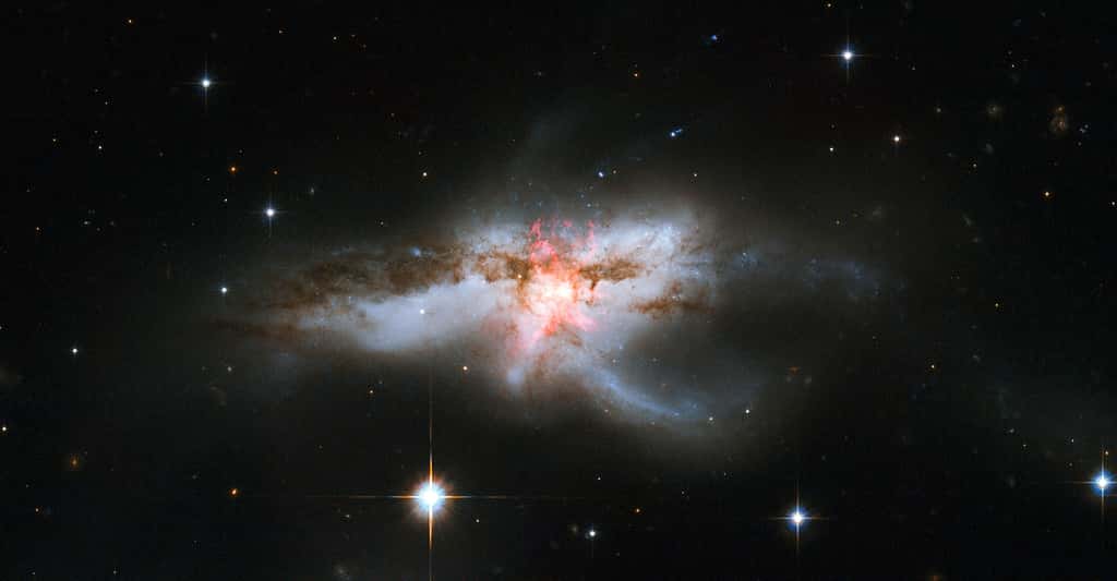  NGC 6240. © NASA, ESA, the Hubble Heritage (STScI/AURA)-ESA/Hubble Collaboration, and A. Evans (University of Virginia, Charlottesville/NRAO/Stony Brook University) CC BY 3.0