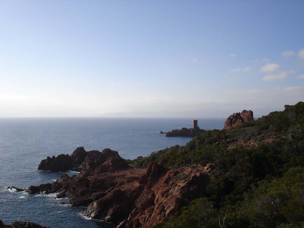 Vue de l’île d’Or et du cap Dramont. © Idarvol, Wikimedia Commons, GNU 1.2