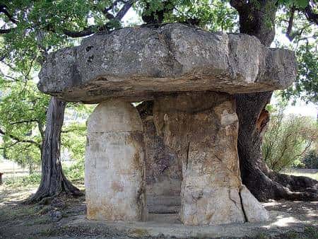 La Pierre de la fée est un dolmen classé au titre des Monuments historiques, et situé sur la commune de Draguignan dans le Var. Il date de l'époque néolithique. © Martinp1, Wikimedia Commons, cc by sa 3.0