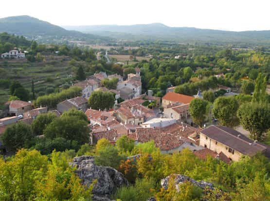 Le village de Mazaugues est situé au pied du contrefort nord du massif de la Sainte-Baume. © Marcvjnicolas, Wikimedia Commons, cc by sa 3.0