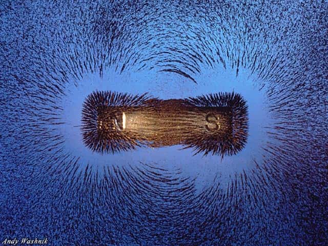 Illustration des lignes de champ magnétique qui existent autour d'un aimant permanent. Les lignes sont mises en évidence par de la limaille de fer qui se répartit naturellement le long de celles-ci. © Star Gazers