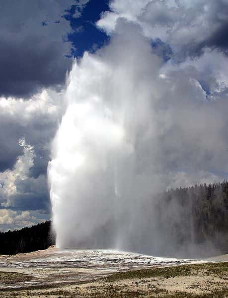 À sa sortie, le Old Faithful du parc national de Yellowstone se vaporise partiellement, un exemple de la vapeur d'eau présente dans l’atmosphère. © Jon Sullivan, DP