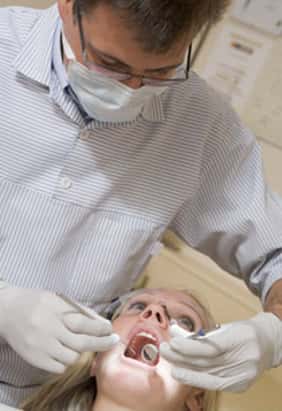 Pour éviter la formation de tartre (calcification de la plaque dentaire), il est nécessaire de se brosser les dents deux fois par jour et d'effectuer un détartrage régulier chez le dentiste. © Phovoir
