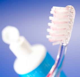  Une bonne hygiène bucco-dentaire évite de développer des maladies dentaires et parodontales et fait chuter le risque de complications des soins. © DR