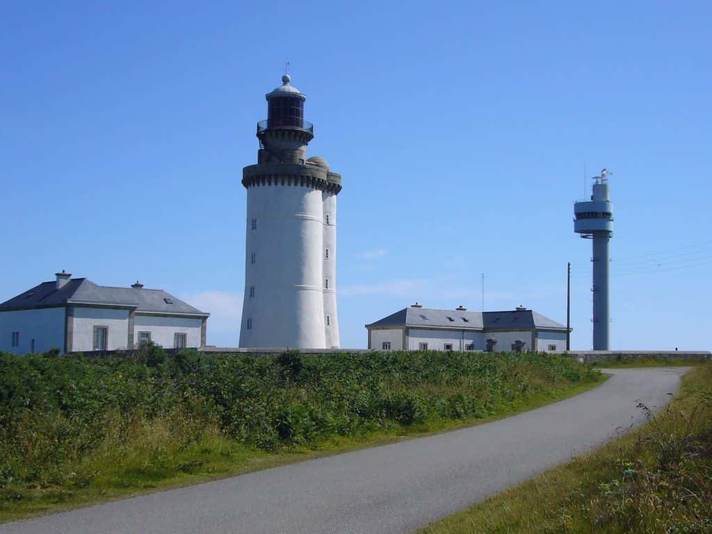 Le phare du Stiff à Ouessant se mêle aux bâtiments. © Guy Bernard, Wikipédia