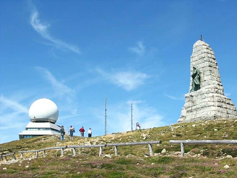 Vue du Grand Ballon avec, à sa gauche, un radar de 1997 servant à l'aviation civile et, à sa droite, le monument des Diables bleus dédié aux chasseurs alpins de la première guerre mondiale, morts pour la France. © Cham, Wikipédia, DP