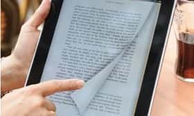 La métaphore papier (tourner les pages) est très présente dans le livre numérique, notamment dans iBooks 2 qui enrichit d’éléments multimédias les livres. © ElectronLibre.info