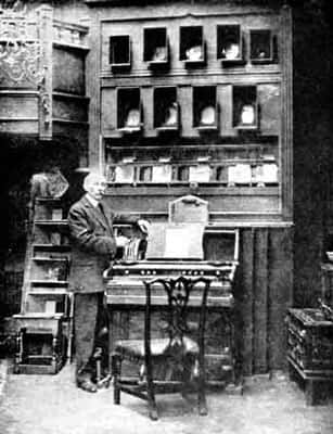 <br />Alexander Rimington et son orgue à couleurs en 1912. Sous son image : les douze couleurs qu’il associait aux douze notes de la gamme chromatique. © Domaine public 