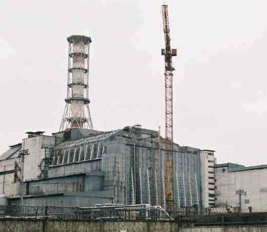 Le réacteur 4 de la centrale de Tchernobyl, entouré du vieux sarcophage. © DR